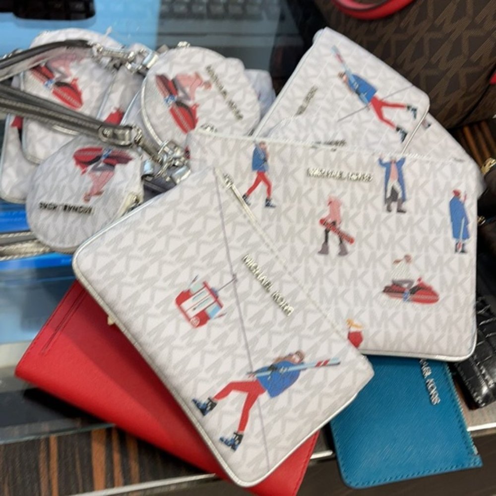 Michael Kors Jet Set Girls Wristlet Trio - Picture 8 of 16